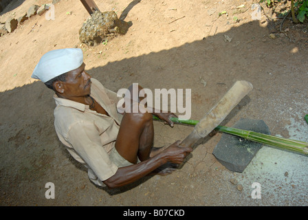 Mann, der Faser aus Bambus. Thakkar Stamm Stockfoto