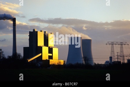 Sonnenuntergang reflektierenden Kraftwerk Buna-Schkopau, Deutschland, Sachsen-Anhalt, BR Deutschland Stockfoto