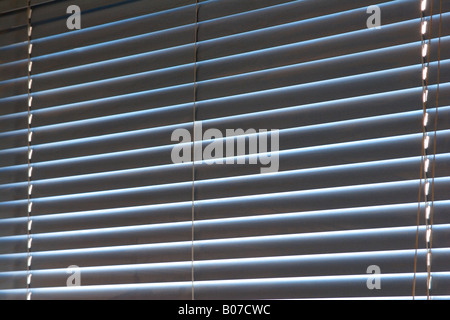 Jalousien, die über Fenster während des Tages gezogen Stockfoto