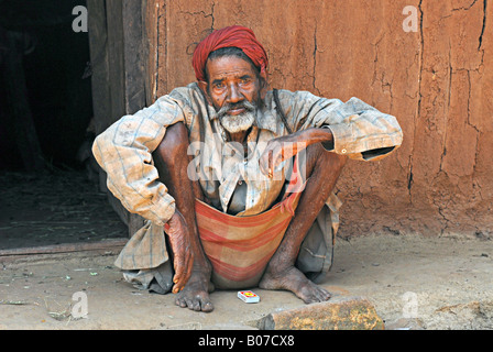 Alter Mann, der bidi raucht, eine indische Zigarette aus Tabakblättern oder Beedi-Blättern. Thakkar Stamm ländliche Gesichter von Indien Stockfoto