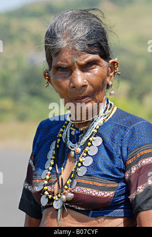 Nahaufnahme der Indianerin Verzierungen tragen. Thakkar Stamm Stockfoto