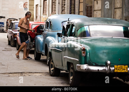 Zwei kubanische Männer sind ein altes amerikanisches Auto Reparatur. Centro Habana. Zentrum von Havanna. Kuba. Stockfoto