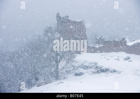 Urquhart Castle neben Loch Ness in Schottland blizzard Stockfoto