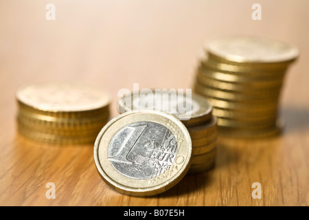 Ein Euro vor gestapelten Münzen Stockfoto