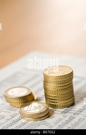 Gestapelten Münzen auf einer Liste Stockfoto