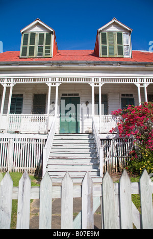 Belize, Belize City, Holzhäuser säumen Gedenkpark Stockfoto