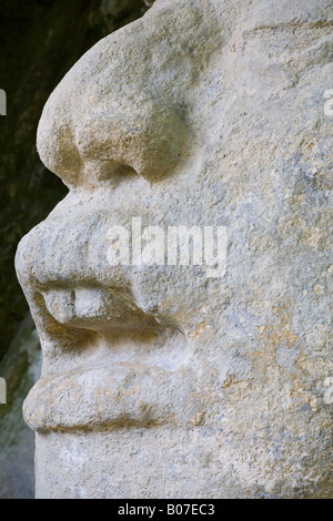 Belize, Lamanai, Maske Tempel (Struktur N9-56), 13ft Maske eines Mannes in einem Krokodil-Kopfschmuck Stockfoto