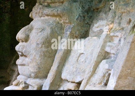 Belize, Lamanai, Maske Tempel (Struktur N9-56), 13ft Maske eines Mannes in einem Krokodil-Kopfschmuck Stockfoto