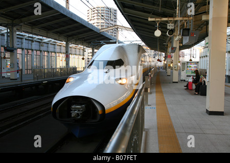 Shinkansen-Hochgeschwindigkeitszug in Sendai Station, Nordjapan Stockfoto