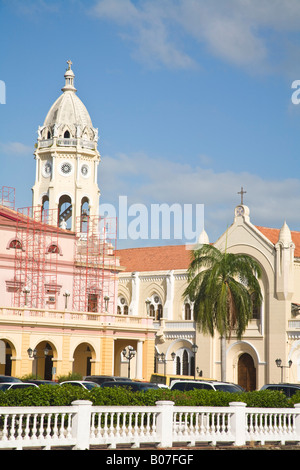 Panama, Panama-Stadt, Casco Viejo, Palacio de Gobiewrno y Justicia, Nationaltheater und San Fransisco de Asisi Kirche Stockfoto