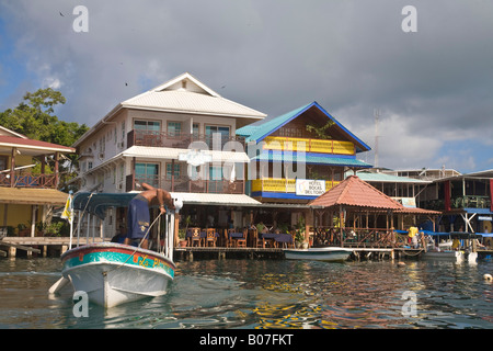 Panama, Provinz Bocas del Toro, Doppelpunkt-Insel (Isla Colon), Waterfront hotels Stockfoto