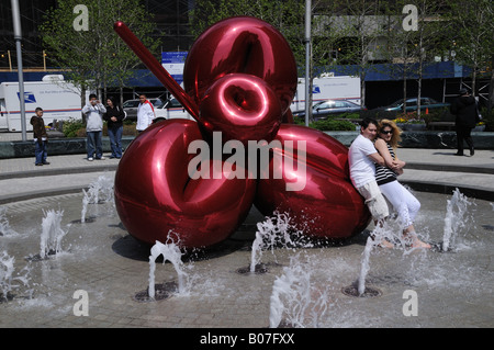 Jeff Koons-Skulptur namens "Balloon Flower (rot)" ist auf dem Platz vor 7 World Trade Center in Lower Manhattan. Stockfoto