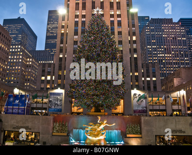 USA, New York City, Manhattan, Rockefeller Plaza Eisbühne und Weihnachtsbaum Stockfoto