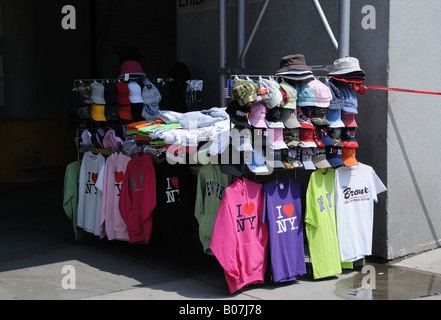 Ein Souvenir-Anbieter in der Nähe des World Trade Center in Lower Manhattan verkauft ich Love NY T-shirts, Sweatshirts und Caps. Stockfoto