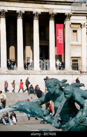 Brunnen am Trafalgar Square mit der Nation-Galerie im Hintergrund Stockfoto