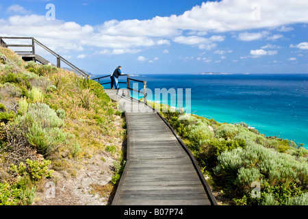 Zwei Personen genießen Sie den Blick vom Aussichtspunkt auf den Sand-Patch in Albany, Western Australia. Foto unten den Windpark. Stockfoto