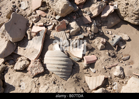 Keramikscherben innerhalb der Ruinen des Yebu, Elephantine Island, Assuan, Ägypten Stockfoto