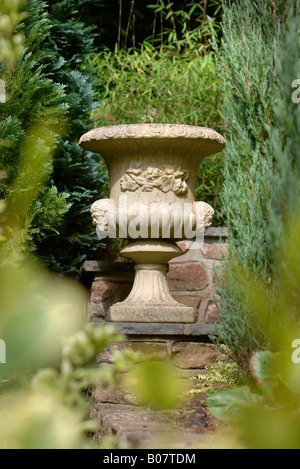 EIN STEIN EFFEKT URNE IN EINEM WESTLICH VON ENGLAND GARTEN UK Stockfoto