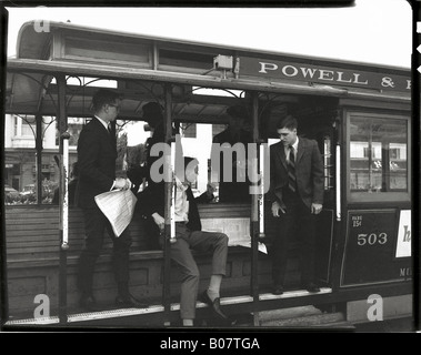 Am frühen Morgen Pendler auf Powell und Hyde Straßenbahn der 1960er Jahre, San Francisco, Amerika, USA Stockfoto