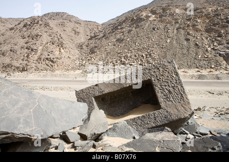 Sarkophag im Steinbruch Wadi Hammamat, gebrochen, Östliche Wüste, Ägypten, Nordafrika Stockfoto