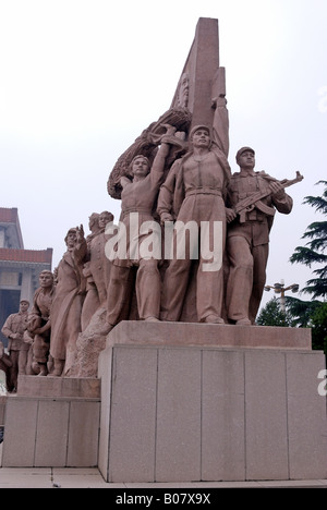 Eine der Skulpturen außerhalb der Vorderseite des Vorsitzenden Mao s Mausoleum Tiananmen Square China Asien Beijing Peking Stadt Vorsitzenden Mao Stockfoto