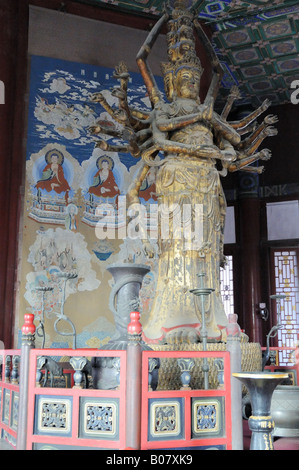 Eine der tausend Händen Guanshiyin Buddha-Statue in Bronze gegossen und vergoldet mit Gold, im Turm des Duftes des Buddha. Stockfoto