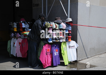 Ein Souvenir-Anbieter in der Nähe des World Trade Center in Lower Manhattan verkauft ich Love NY T-shirts, Sweatshirts und Caps. Stockfoto