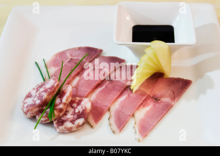 Typische italienische Wurst, verschiedene Arten von Wurst aus Schweinefleisch, angeordnet in einem quadratischen Teller gemacht Stockfoto