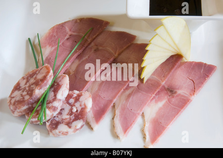 Typische italienische Wurst, verschiedene Arten von Wurst aus Schweinefleisch, angeordnet in einem quadratischen Teller gemacht Stockfoto