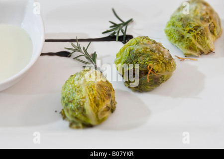 Typisches italienisches Gericht, Wurströllchen von Gemüse gemacht Stockfoto
