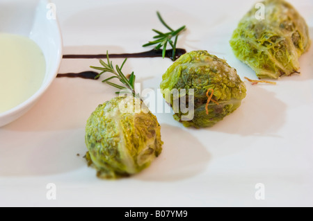 Typisches italienisches Gericht, Wurströllchen von Gemüse gemacht Stockfoto