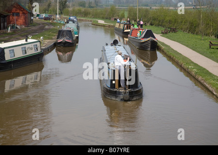 NANTWICH CHESHIRE April A blassen blauen Narrowboat Reisen entlang der Shropshire-Union-Kanal Stockfoto