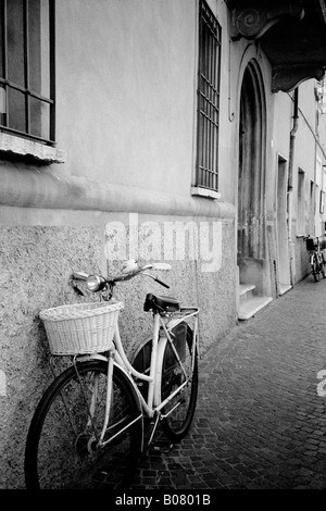 Ein Fahrrad an der Wand in Italien stützte. Stockfoto