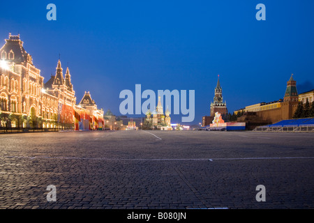 Nachtansicht von Roter Platz, Moskau mit Kreml, St Basils Cathedral und dem Kaufhaus GUM. Stockfoto