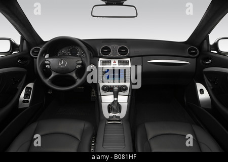 2008 Mercedes-Benz CLK-Klasse CLK63 AMG in schwarz - Armaturenbrett, Mittelkonsole, Getriebe Schalthebel Ansicht Stockfoto