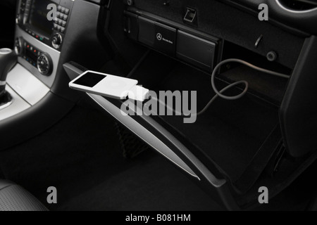 2008 Mercedes-Benz CLK-Klasse CLK63 AMG in schwarz - AUX-Buchse-Requisiten Stockfoto