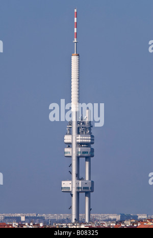 Vertikale Weitwinkel von Zizkov TV Tower am Prager Horizont vor blauem Himmel. Stockfoto