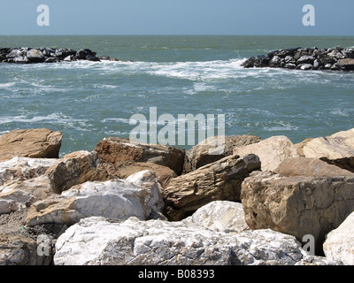 Rock Rüstung Meer Abwehrkräfte mediterranen Meer Marina di Pisa Toskana Italien Stockfoto