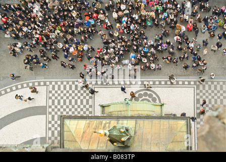 Horizontale Luftaufnahme von Massen von Touristen versammelt unter die astronomische Uhr-Orloj pro Stunde beobachten. Stockfoto