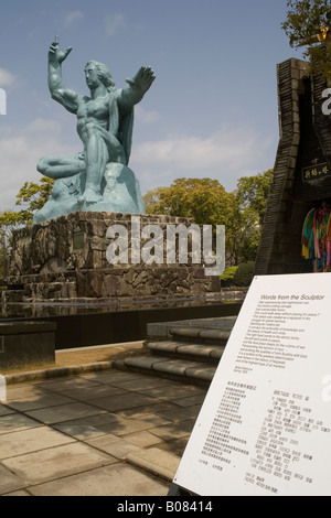 Japan Nagasaki Peace Statue mit Beschreibung plaque Stockfoto