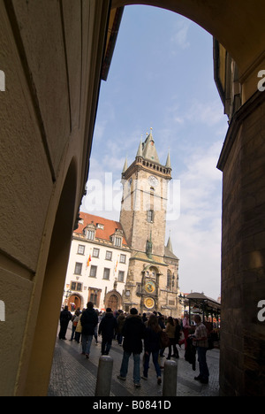 Vertikale Weitwinkel der astronomischen Uhr auf dem Altstädter Ring "Staromestske Namesti" "Orloj". Stockfoto