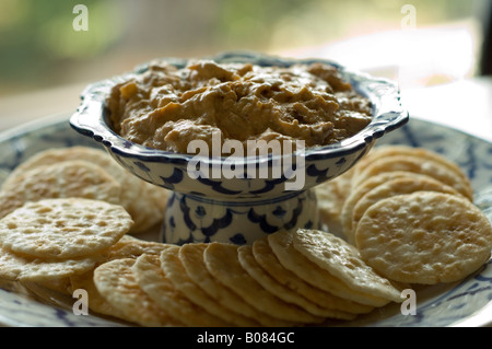 Cracker und Hummus.