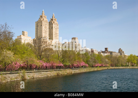 Das Wahrzeichen El Dorado Gebäude am Central Park West in Manhattan mit Blick auf den Central Park-Stausee Stockfoto