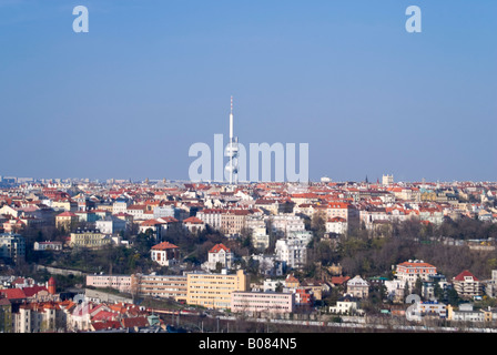 Horizontalen Weitwinkel von Zizkov TV Tower am Prager Horizont vor blauem Himmel. Stockfoto