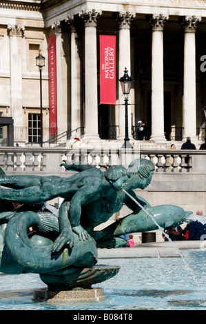 Brunnen am Trafalgar Square mit der Nation-Galerie im Hintergrund Stockfoto