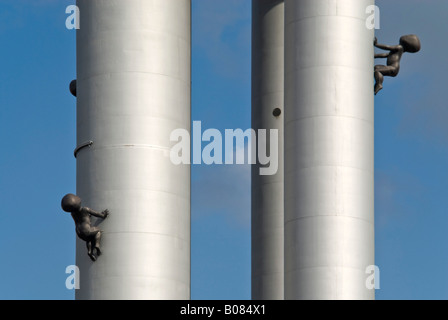 Horizontale Nahaufnahme von David Cernys Miminka "Crawling-Babys" auf dem Fernsehturm Zizkov gegen ein strahlend blauer Himmel. Stockfoto