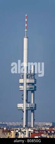 Vertikale Panorama Weitwinkel von Zizkov TV Tower am Prager Horizont vor blauem Himmel. Stockfoto