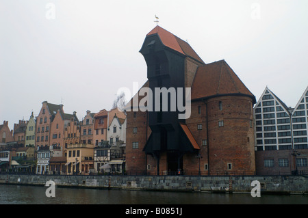 Blick über die Stara (Fluss) Mottlau aus dem Maritime Museum in Richtung der Kran in Gdansk (Danzig), Polen. Stockfoto