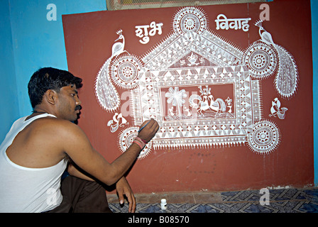 Warli Stammes Künstler Malerei einige Kunstwerk für eine Trauung Stockfoto