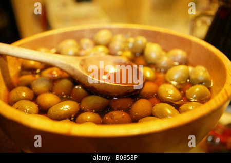 Gruene Oliven in Einer Schuessel, eine Schüssel mit grünen Oliven Stockfoto